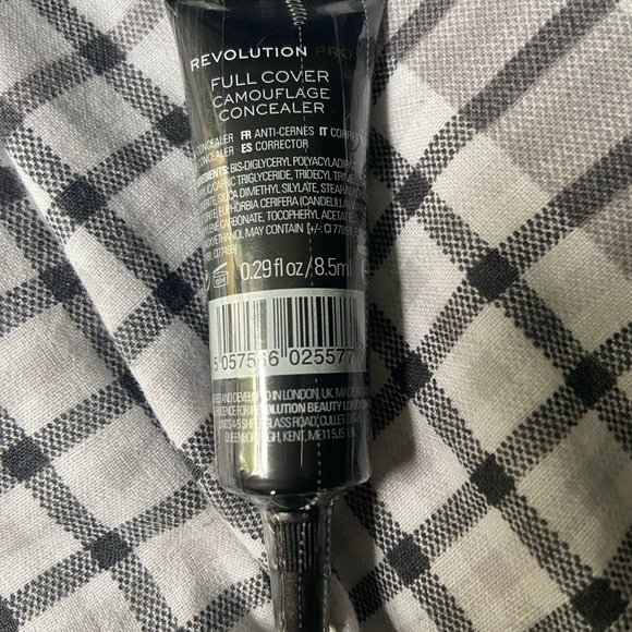 Revolution camo concealer shade C-4 - Picture 2 of 2